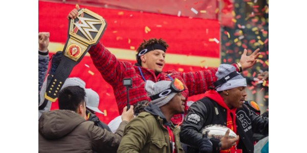 Les chefs de Kansas City signent Patrick Mahomes avec le plus gros contrat de l'histoire du sport